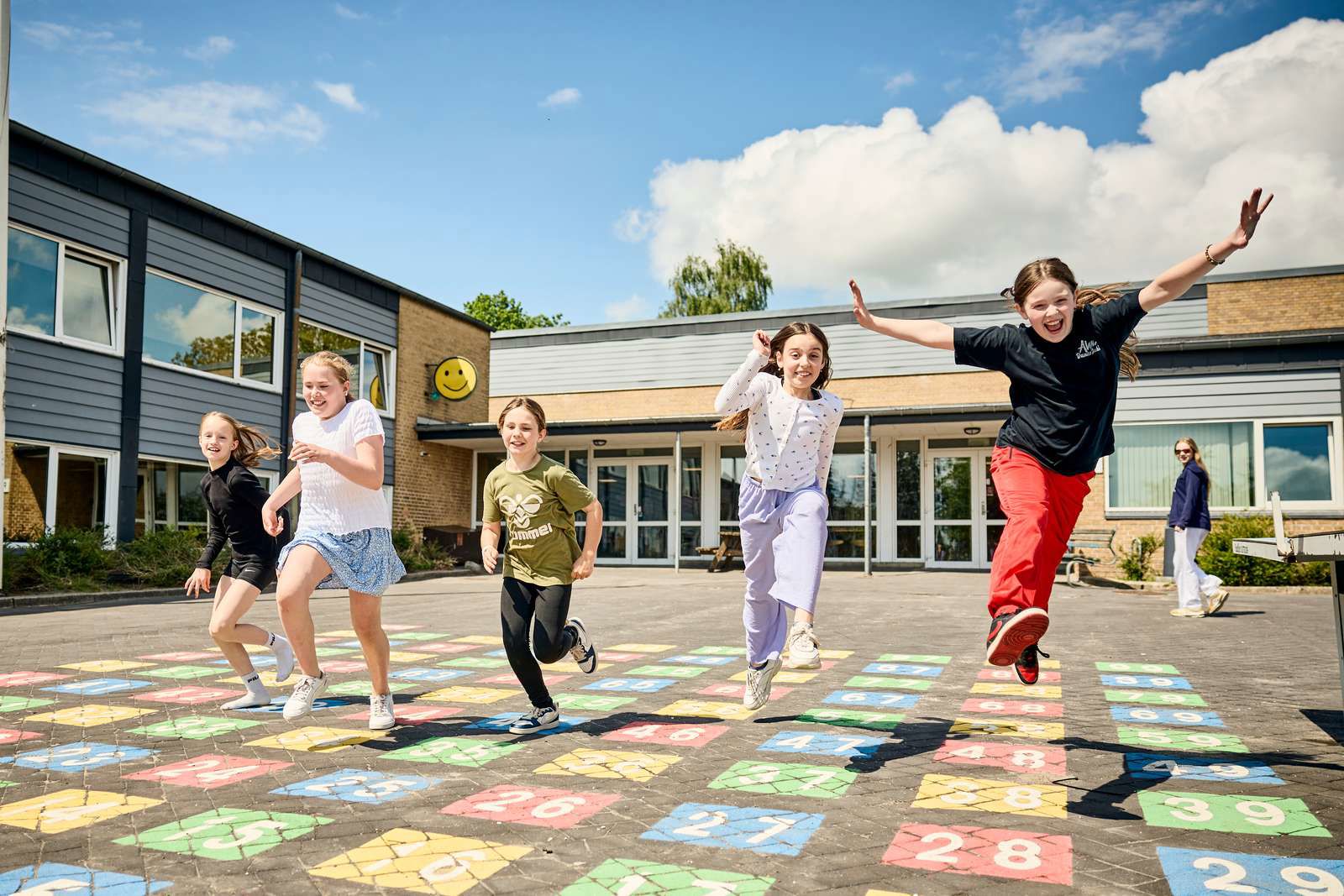 Børn leger i skolegård