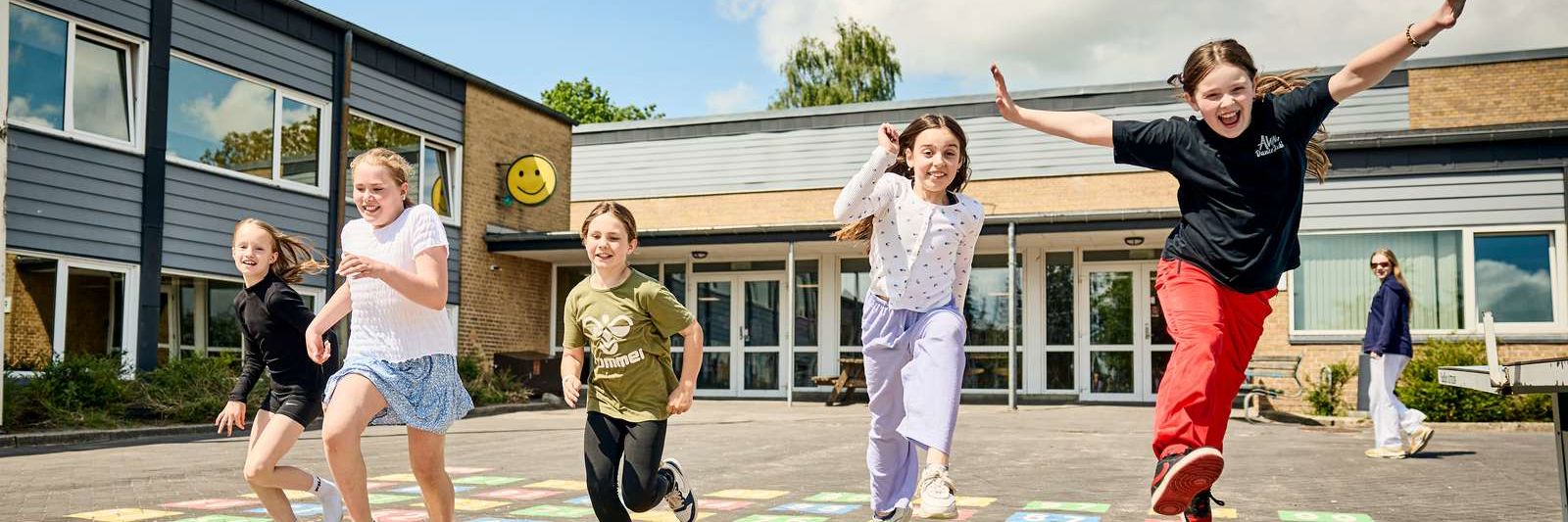 Børn leger i skolegård